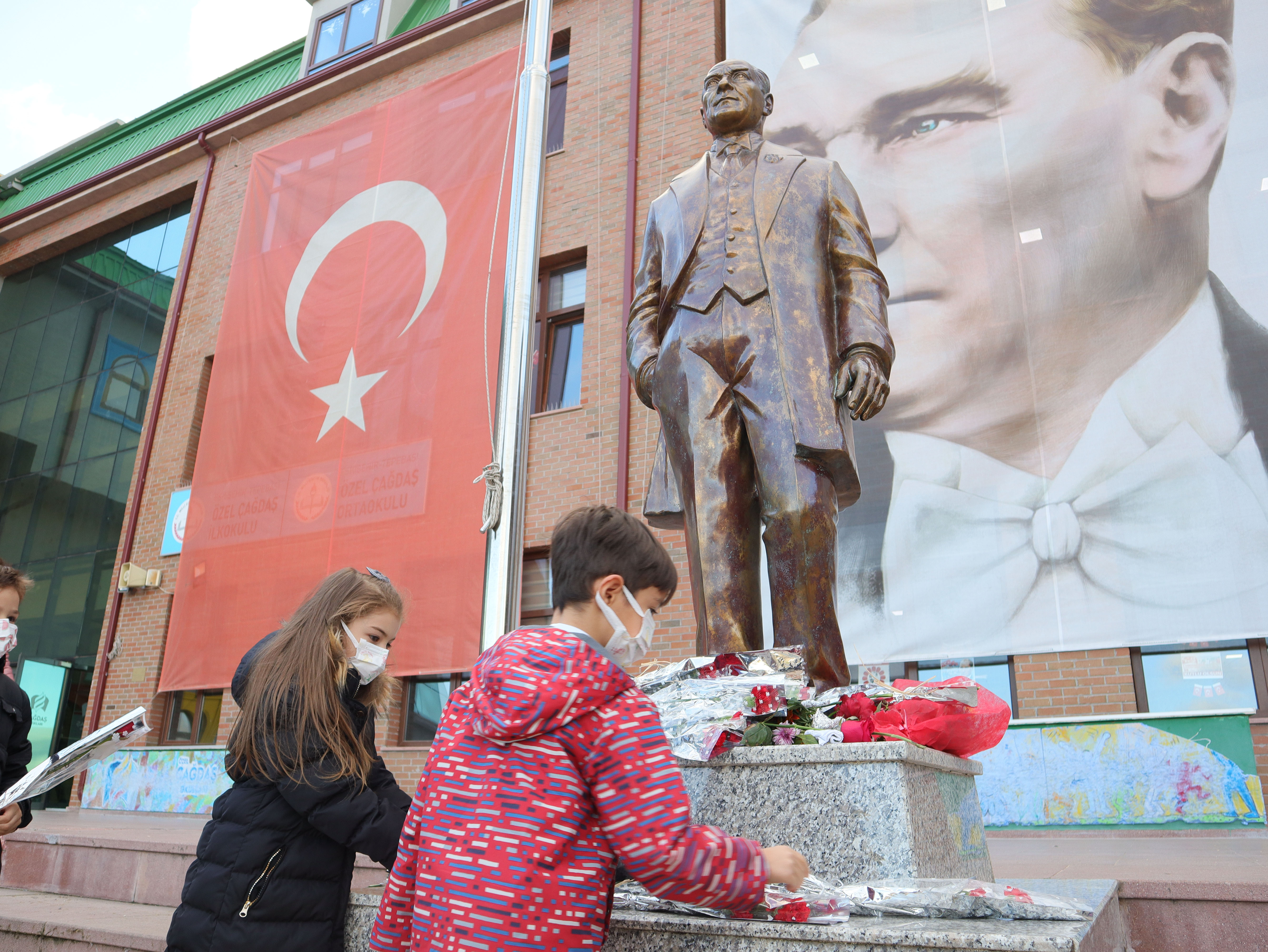 Çağdaş Koleji Ata'sını andı