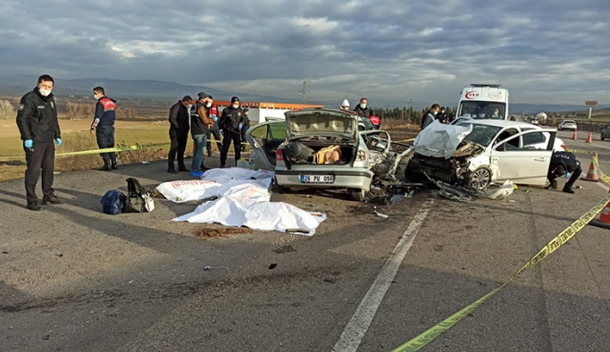 Eskişehir'den Ankara'ya cenazeye giden 5 kişi kazada öldü